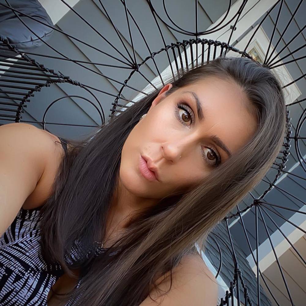 Meet your Posher, Stela